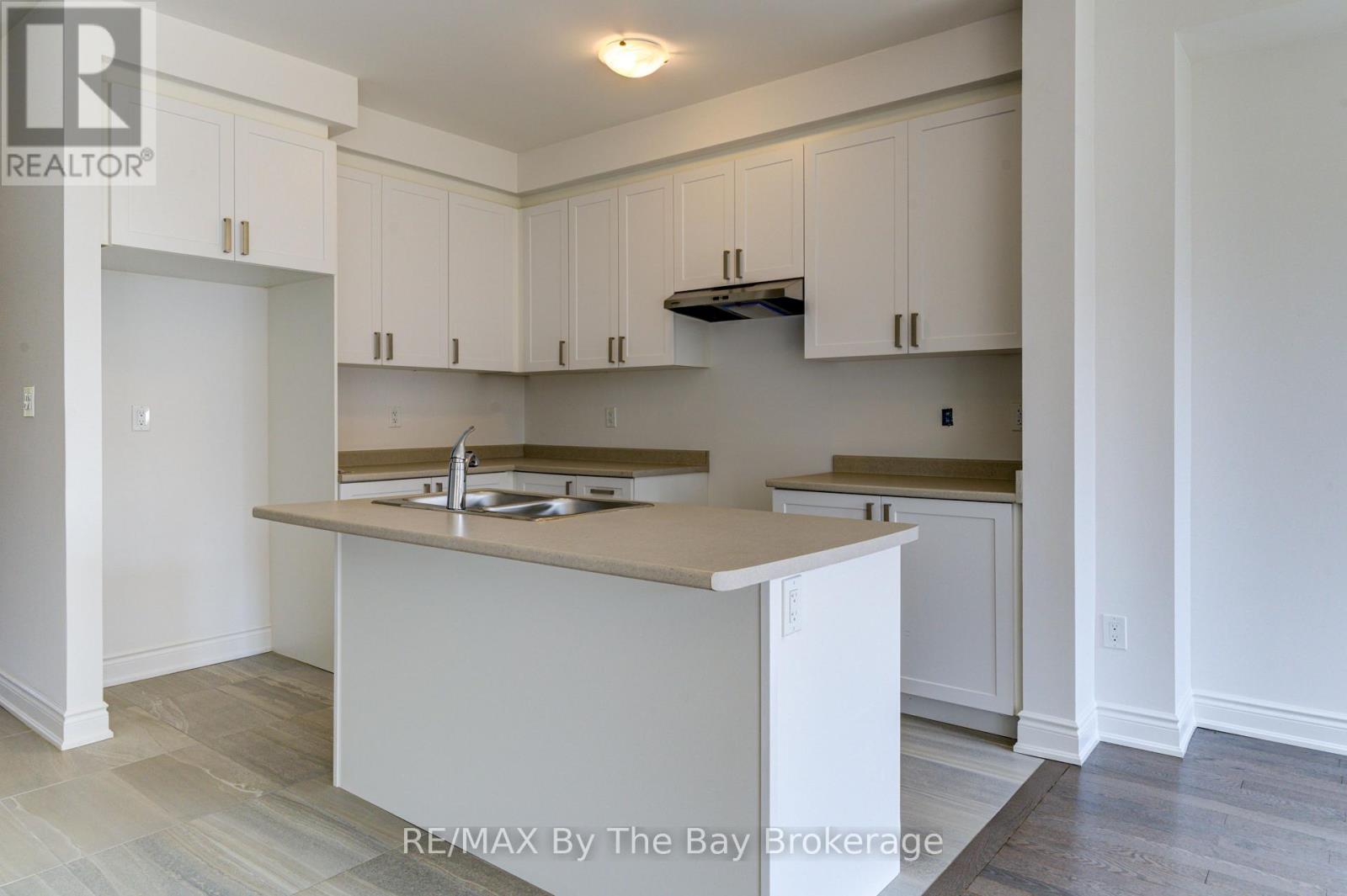 42 Lisa Street, Wasaga Beach, Ontario  L9Z 1J9 - Photo 7 - S12752118