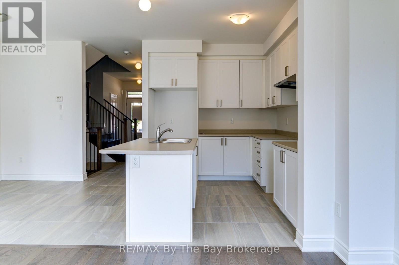 42 Lisa Street, Wasaga Beach, Ontario  L9Z 1J9 - Photo 8 - S12752118