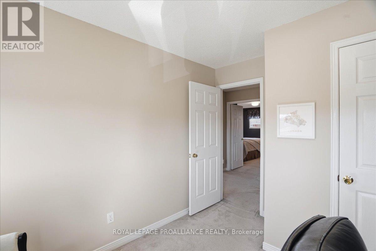 10 Fieldcrest Avenue, Clarington, Ontario  L1E 2X3 - Photo 6 - E13026366