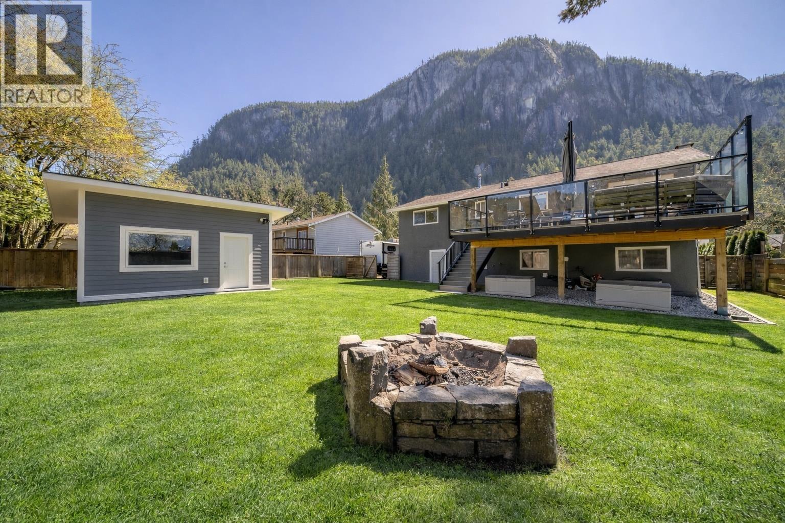 38325 FIR STREET, Squamish, British Columbia
