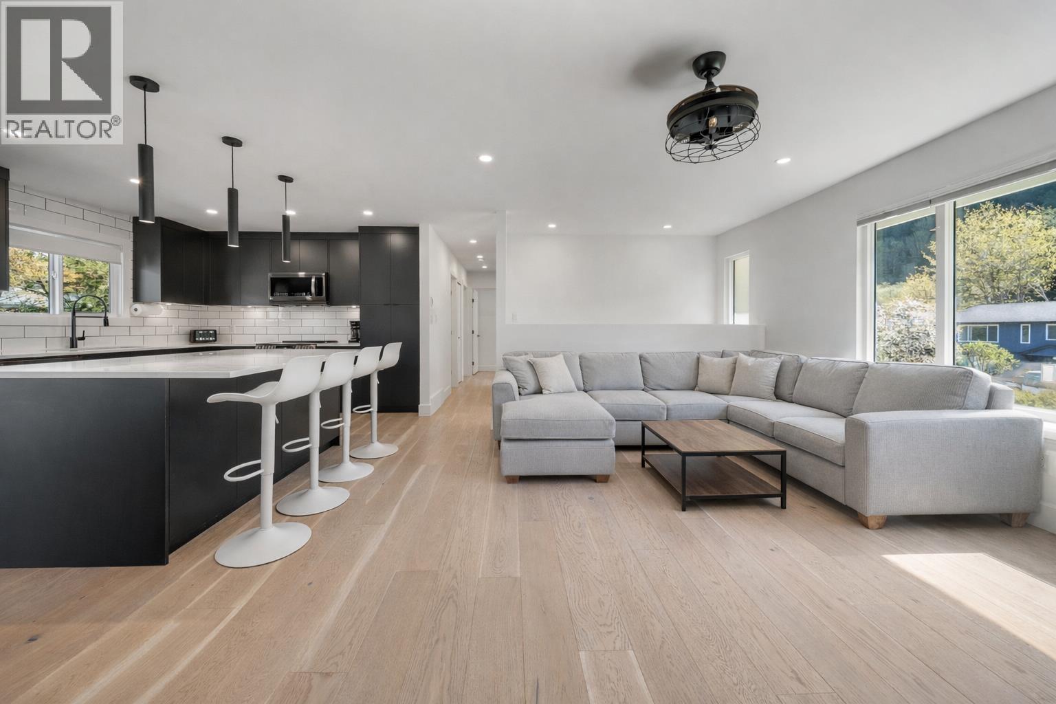 38325 Fir Street, Squamish, British Columbia  V8B 0W8 - Photo 5 - R3114059