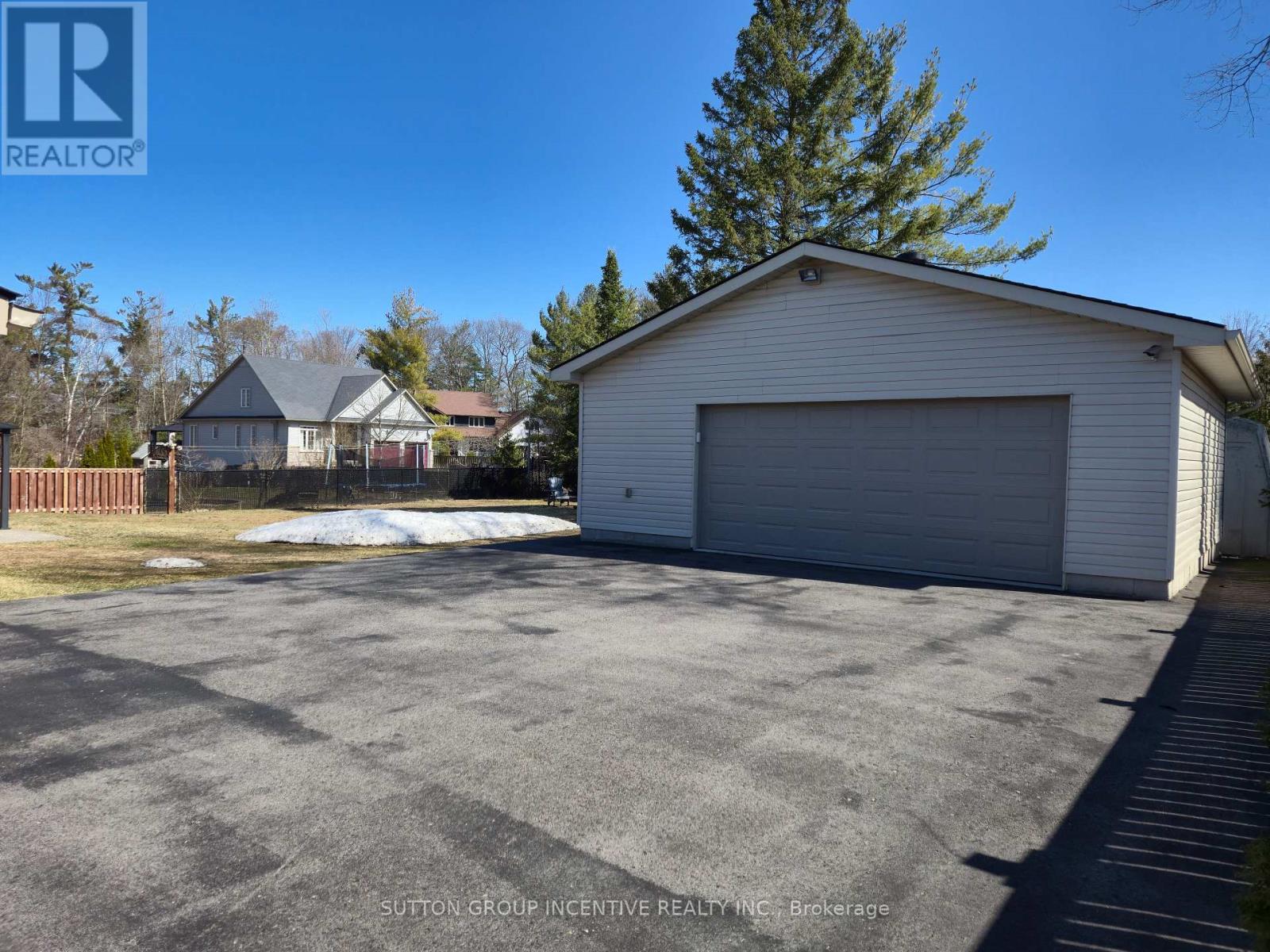 355 Zoo Park Road, Wasaga Beach, Ontario  L9Z 1S7 - Photo 2 - S12966276