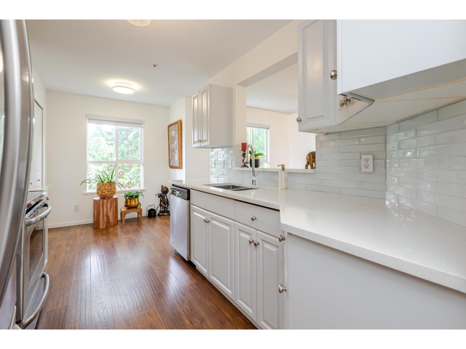 402 13870 70 Avenue, Surrey, British Columbia  V3W 0R9 - Photo 5 - R3113688