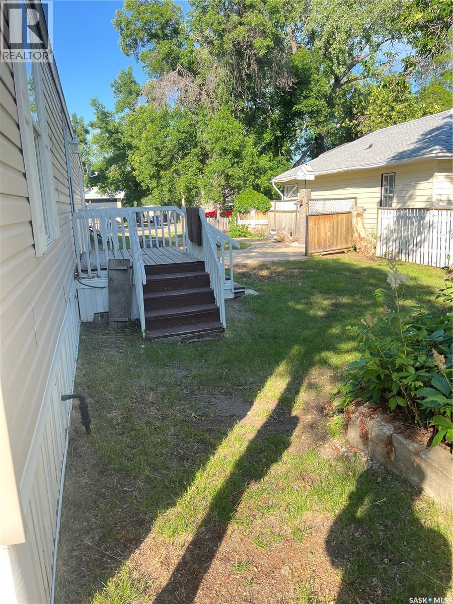 622 Bertrand Avenue, Radville, Saskatchewan  S0C 2G0 - Photo 2 - SK033434