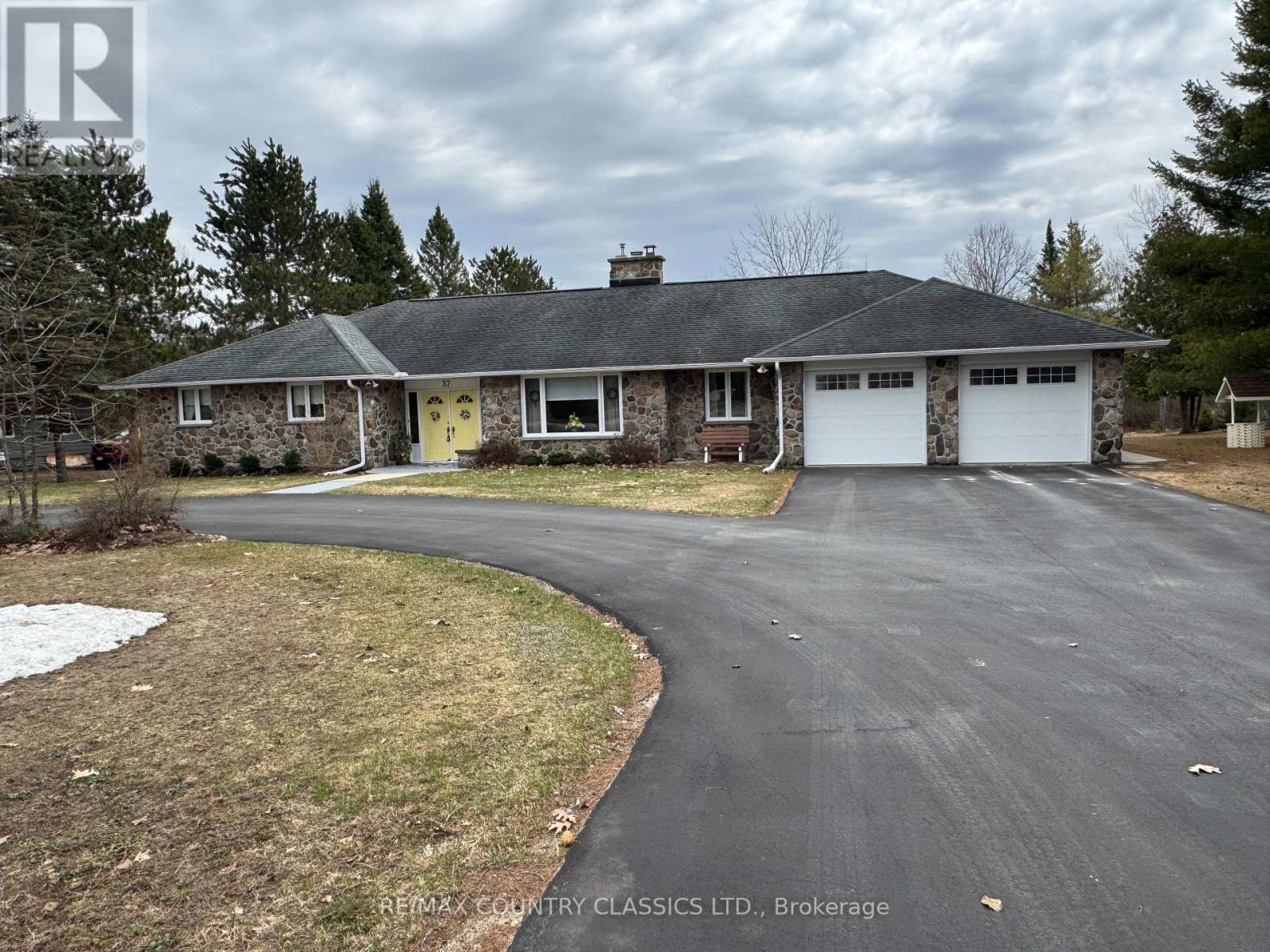 37 Golfview Drive, Bancroft, Ontario  K0L 1C0 - Photo 2 - X12823160