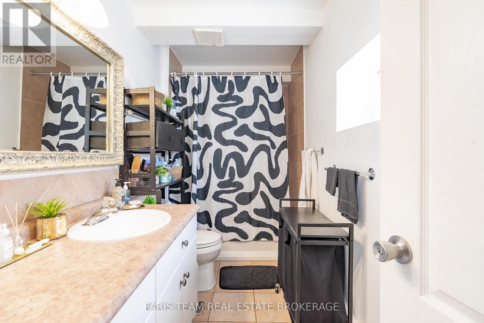 60 River Avenue Crescent, Wasaga Beach, Ontario  L9Z 2K6 - Photo 33 - S12927688