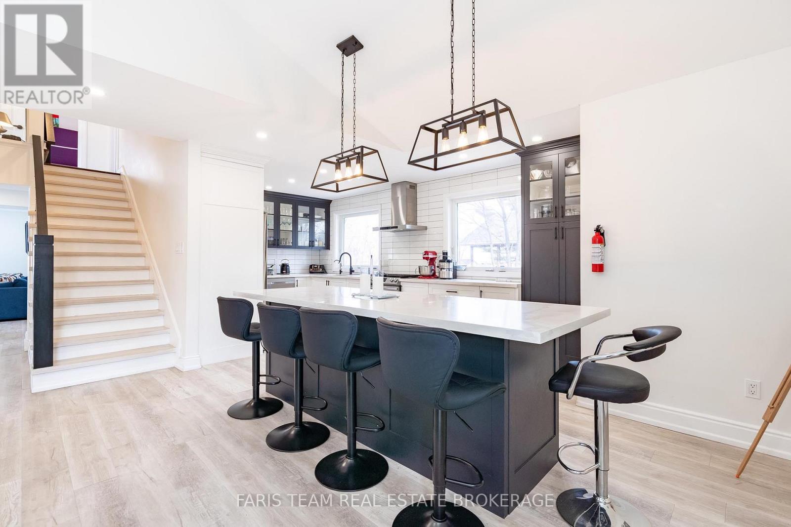 60 River Avenue Crescent, Wasaga Beach, Ontario  L9Z 2K6 - Photo 6 - S12927688