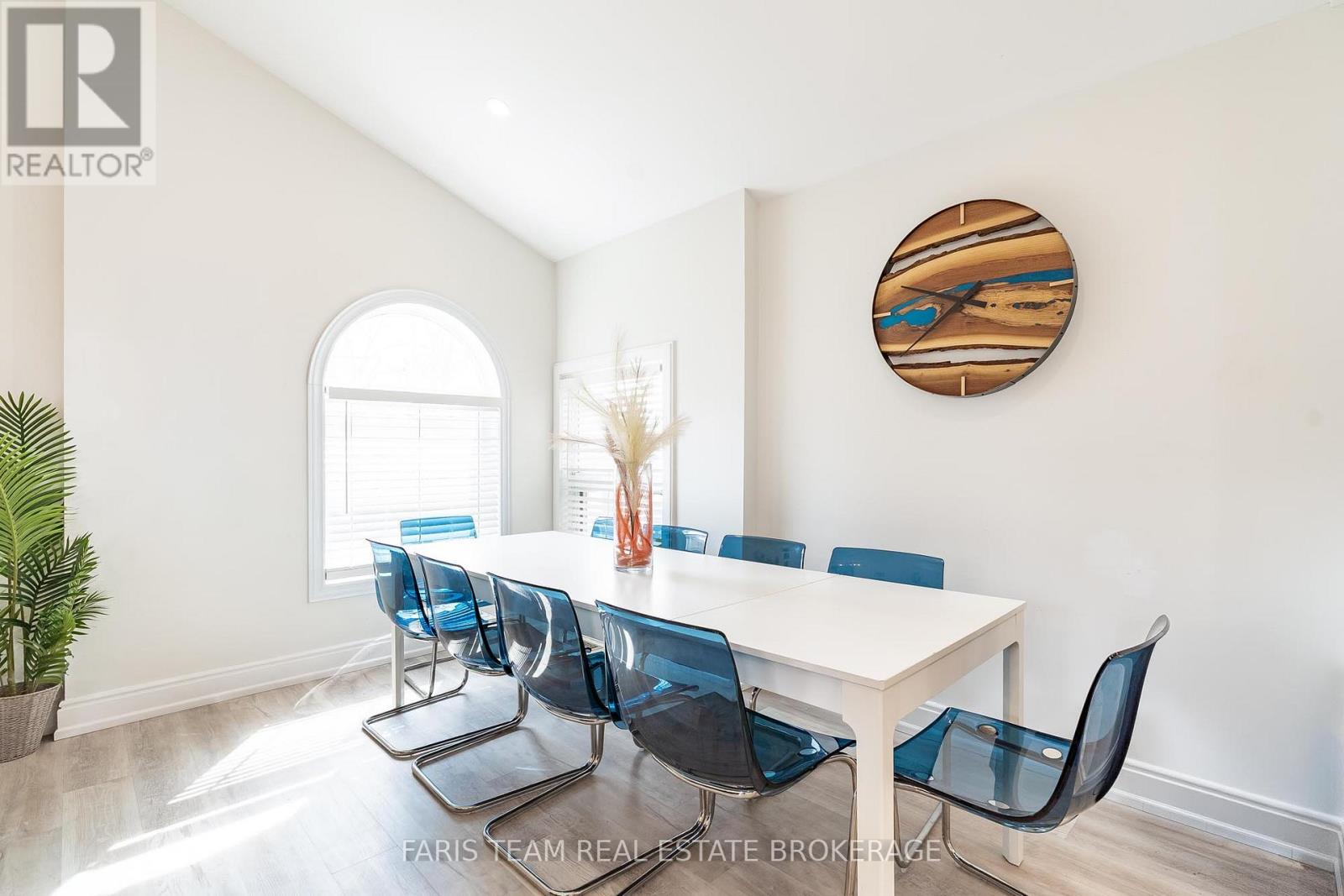 60 River Avenue Crescent, Wasaga Beach, Ontario  L9Z 2K6 - Photo 9 - S12927688