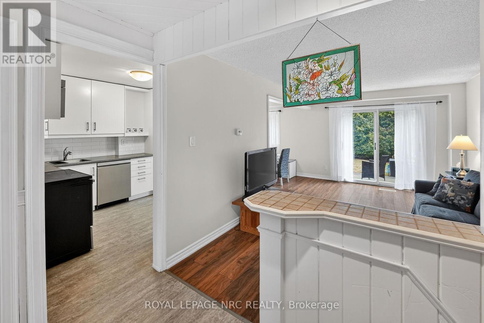 4 - 453 Woodview Road, Burlington, Ontario  L7N 2Z9 - Photo 3 - W12926664