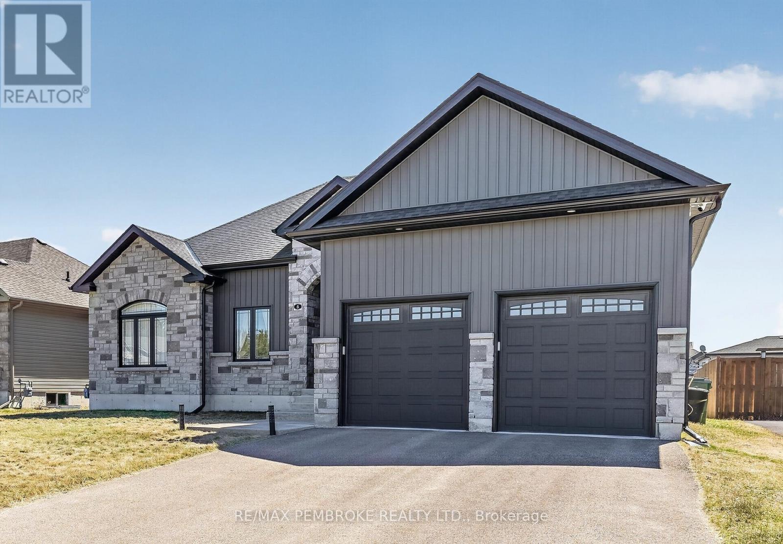 6 Nile Street, Petawawa, Ontario  K8H 0E7 - Photo 2 - X13026518