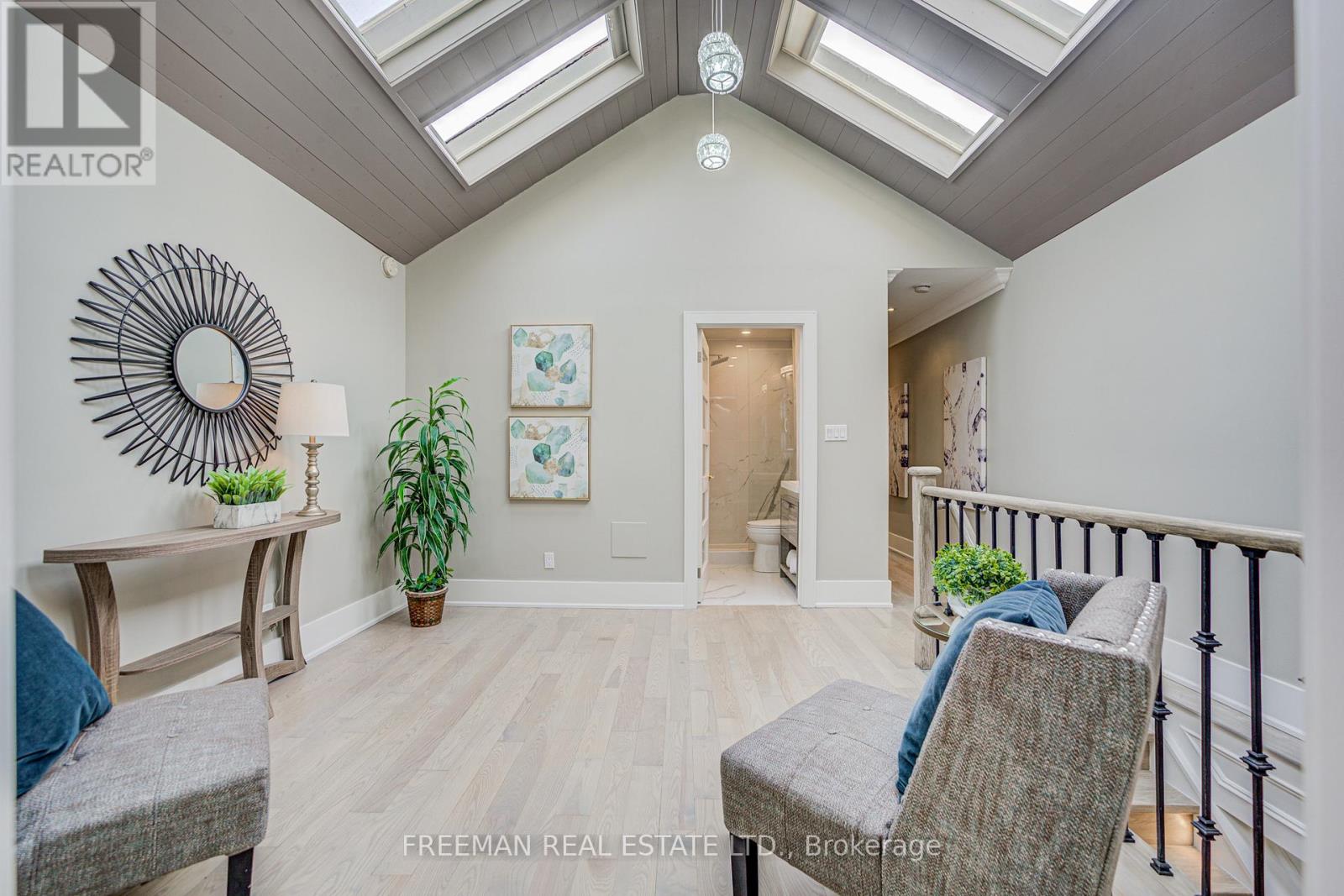 Main&2nd Floor - 916 Manning Avenue, Toronto, Ontario  M6G 2X4 - Photo 17 - C13026526