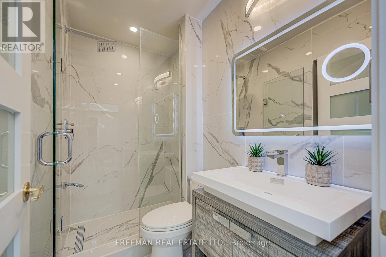 Main&2nd Floor - 916 Manning Avenue, Toronto, Ontario  M6G 2X4 - Photo 19 - C13026526