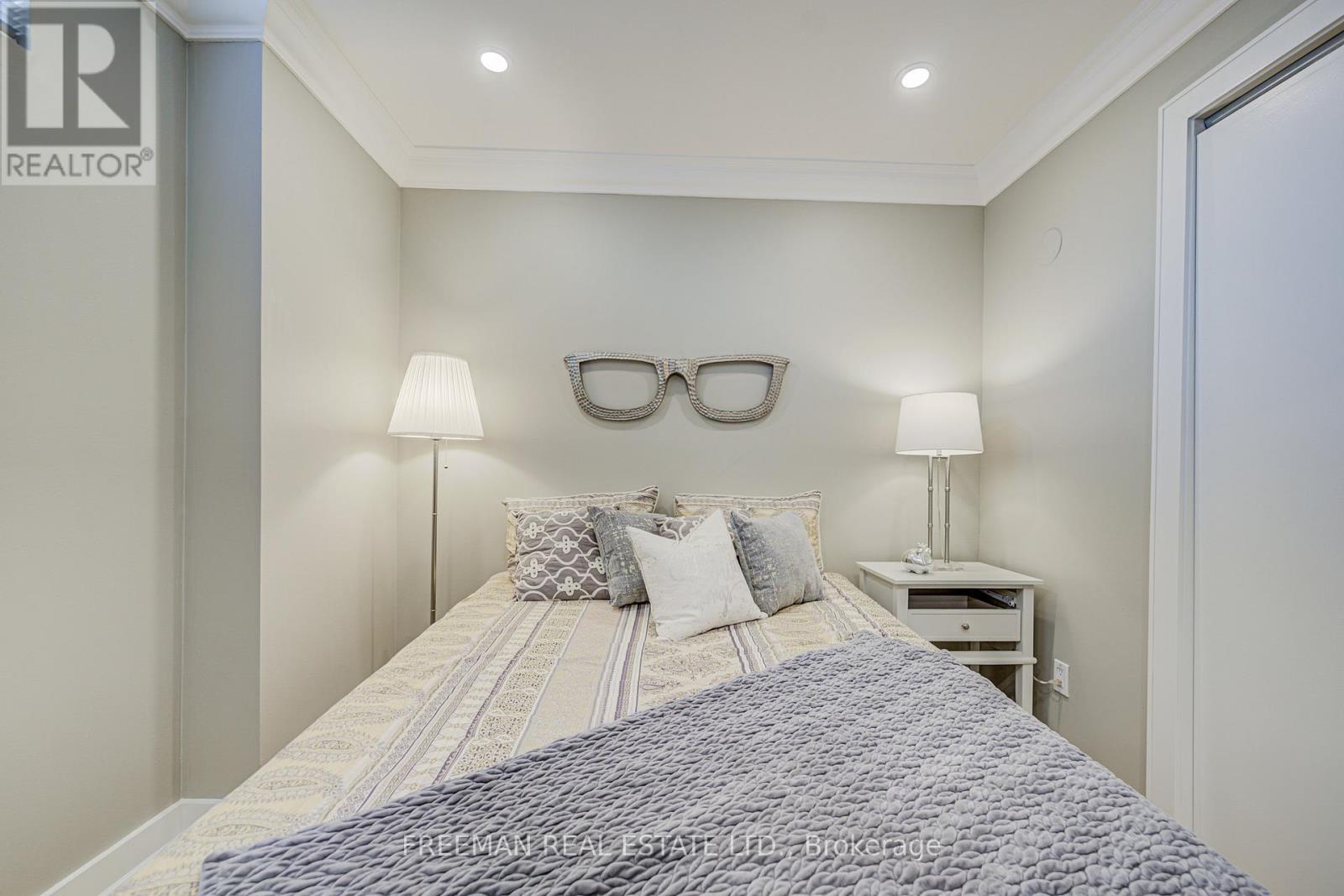 Main&2nd Floor - 916 Manning Avenue, Toronto, Ontario  M6G 2X4 - Photo 20 - C13026526