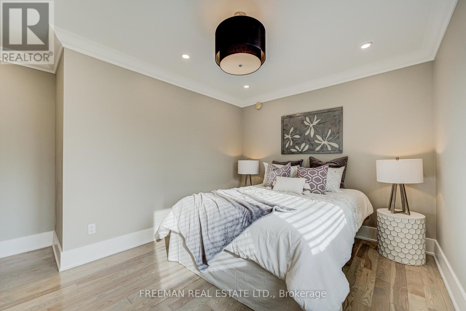 Main&2nd Floor - 916 Manning Avenue, Toronto, Ontario  M6G 2X4 - Photo 24 - C13026526