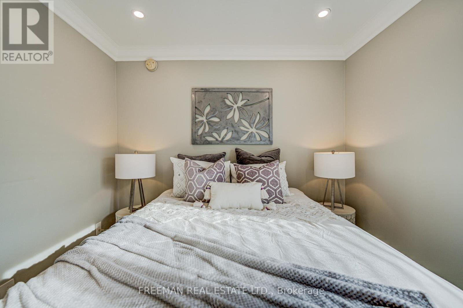 Main&2nd Floor - 916 Manning Avenue, Toronto, Ontario  M6G 2X4 - Photo 25 - C13026526