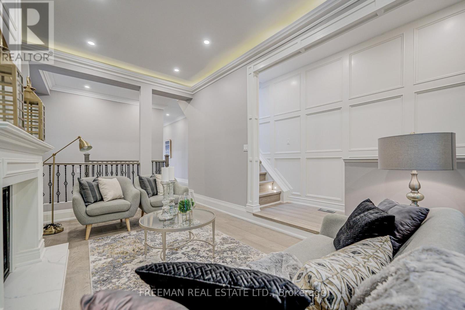 Main&2nd Floor - 916 Manning Avenue, Toronto, Ontario  M6G 2X4 - Photo 4 - C13026526