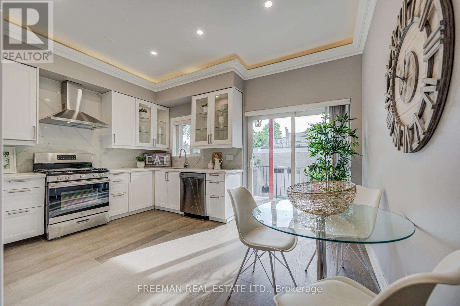 Main&2nd Floor - 916 Manning Avenue, Toronto, Ontario  M6G 2X4 - Photo 6 - C13026526