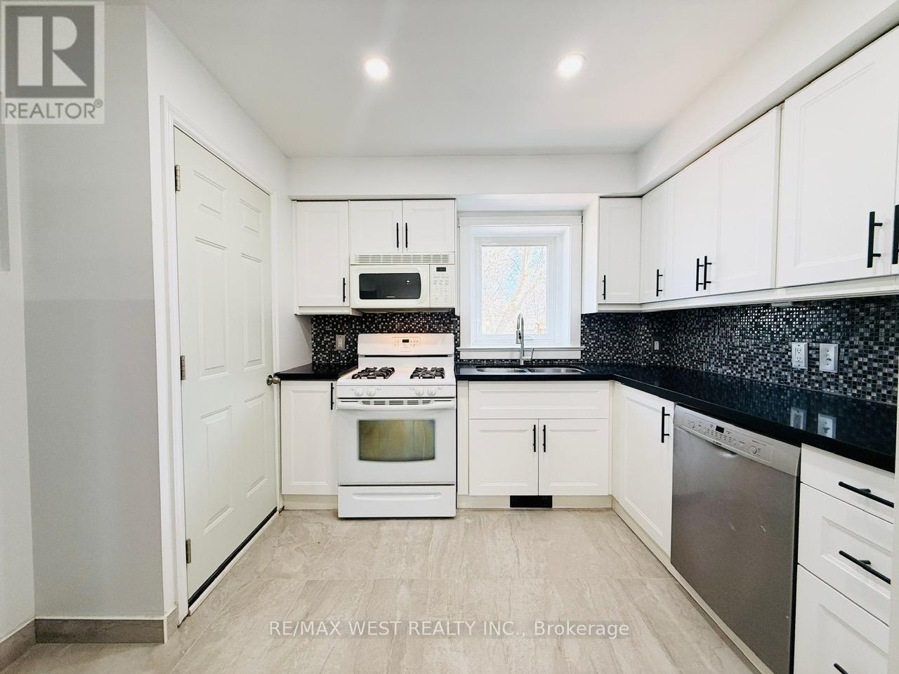 Main & 2nd - 123 Kingston Road, Toronto, Ontario  M4L 1T2 - Photo 11 - E13026514