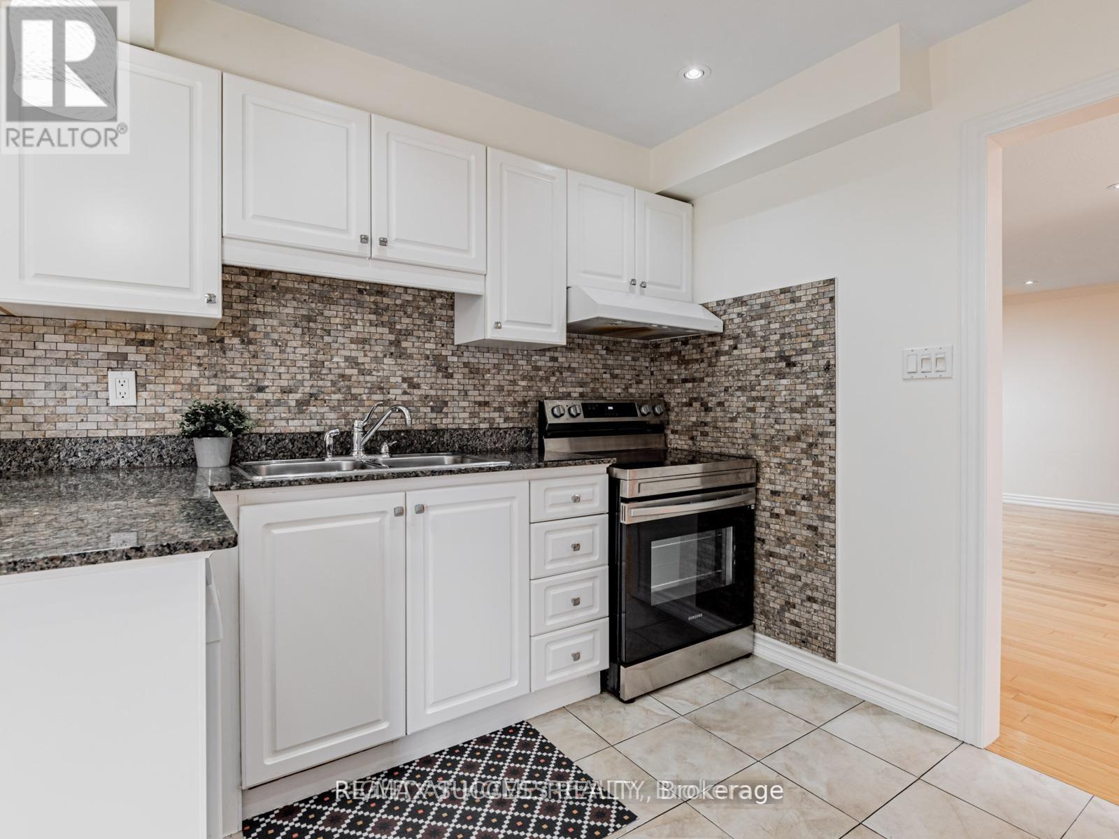 Upper - 7 Point O'woods Drive, Vaughan, Ontario  L4K 2E1 - Photo 10 - N13026450