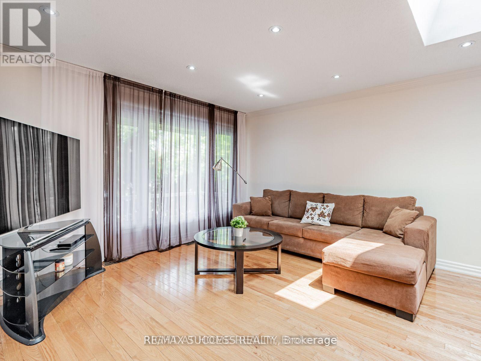 Upper - 7 Point O'woods Drive, Vaughan, Ontario  L4K 2E1 - Photo 5 - N13026450