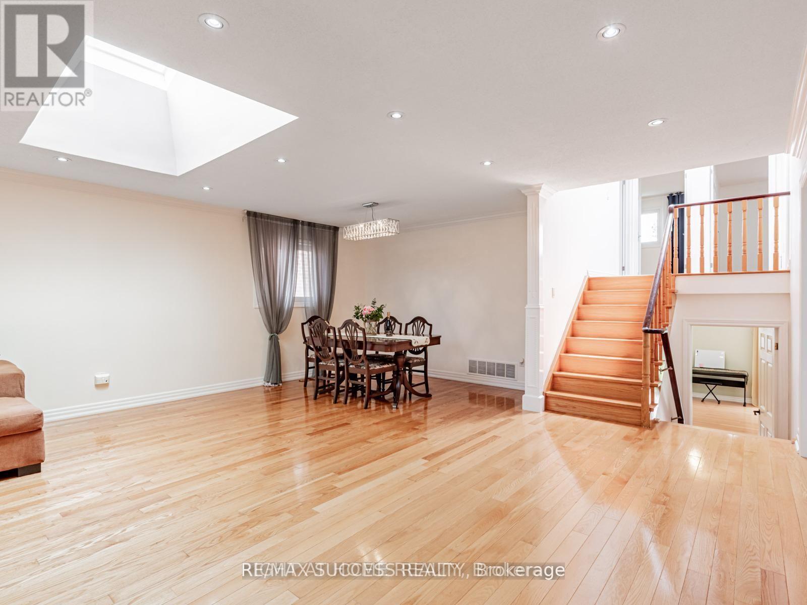 Upper - 7 Point O'woods Drive, Vaughan, Ontario  L4K 2E1 - Photo 6 - N13026450