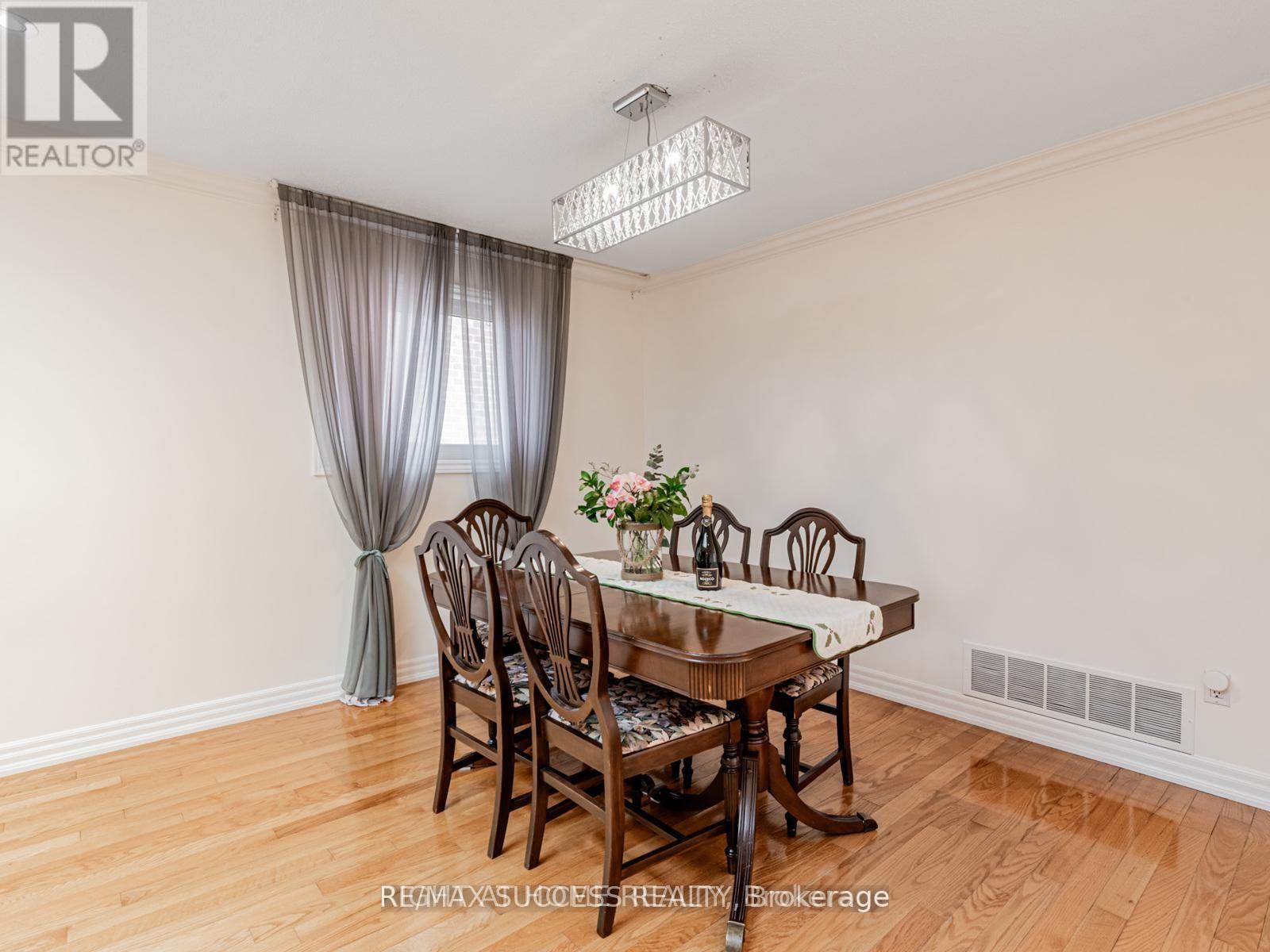 Upper - 7 Point O'woods Drive, Vaughan, Ontario  L4K 2E1 - Photo 7 - N13026450