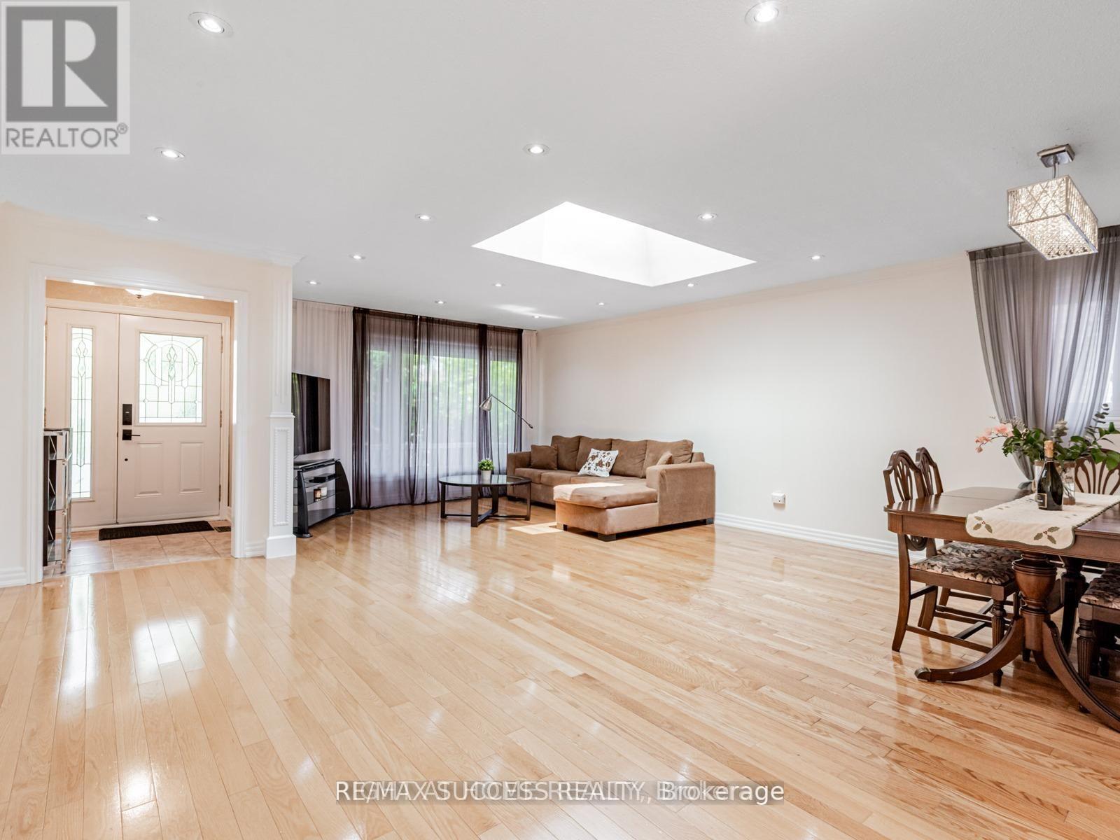 Upper - 7 Point O'woods Drive, Vaughan, Ontario  L4K 2E1 - Photo 8 - N13026450