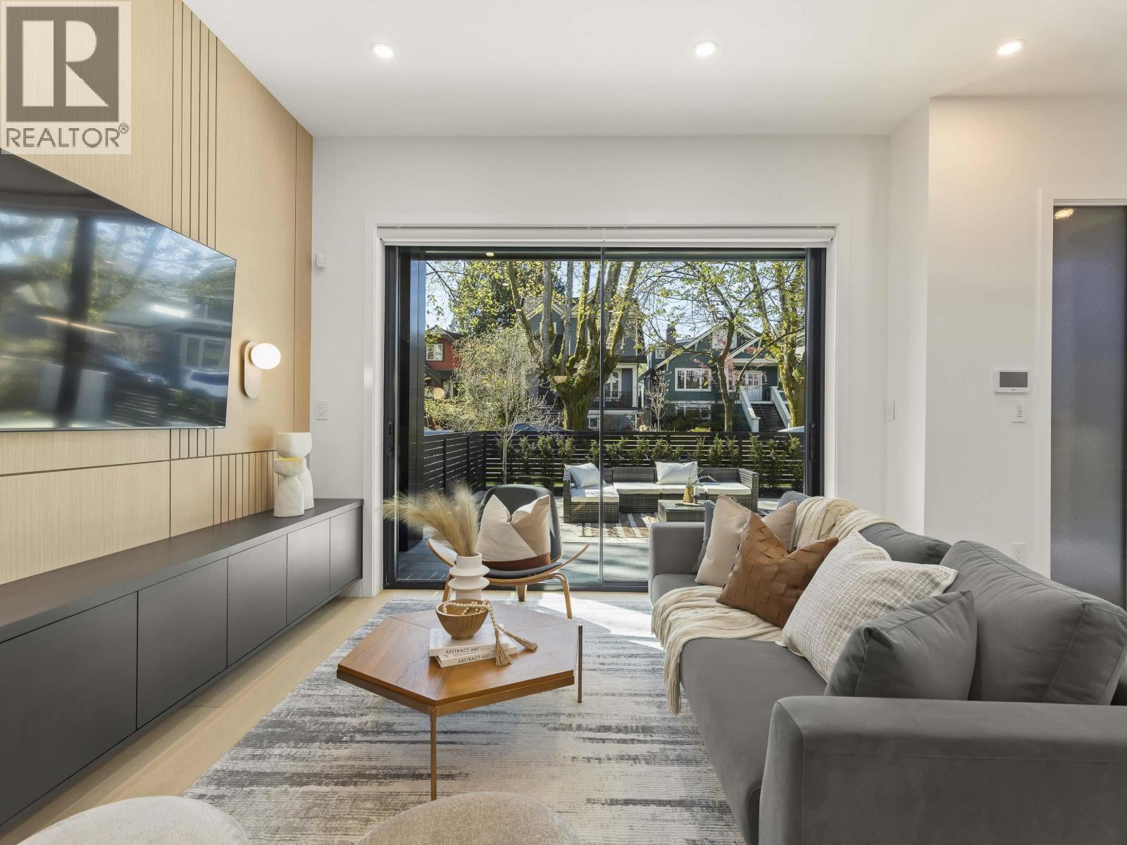 1 3255 13th Avenue, Vancouver, British Columbia  V6K 2V6 - Photo 3 - R3114042