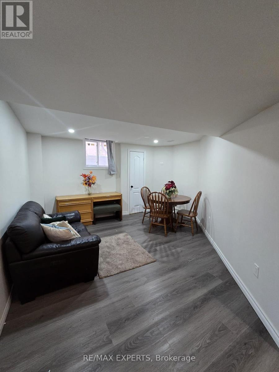 3925 Beechnut Row, Mississauga, Ontario  L5N 6X3 - Photo 4 - W13026398