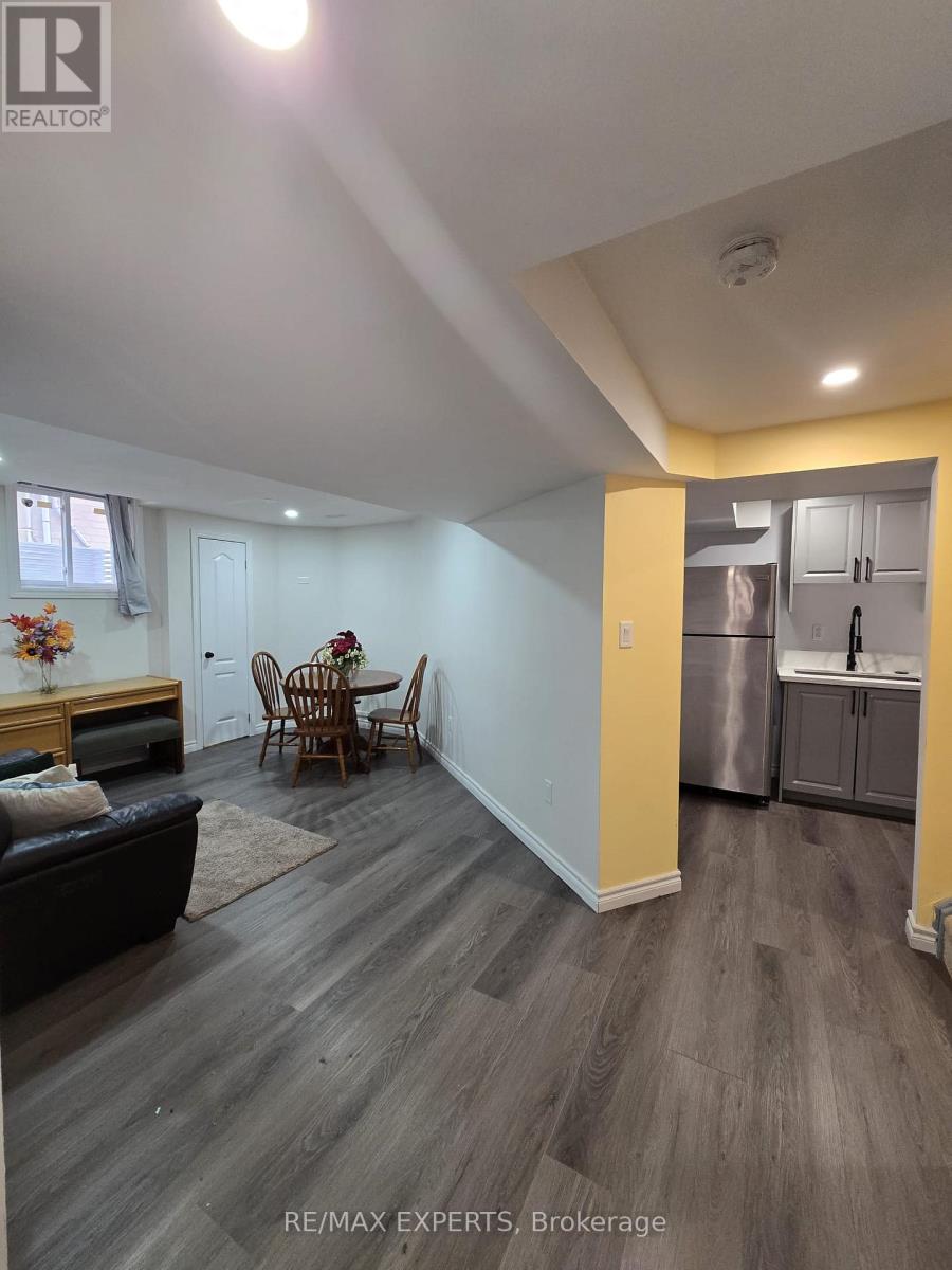 3925 Beechnut Row, Mississauga, Ontario  L5N 6X3 - Photo 6 - W13026398