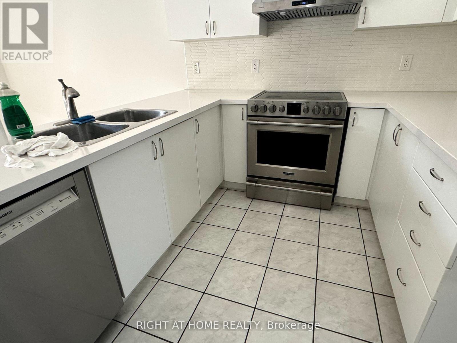 50 Jack Evelyn Wiggins Drive, Toronto, Ontario  M3J 0E8 - Photo 5 - W13026644