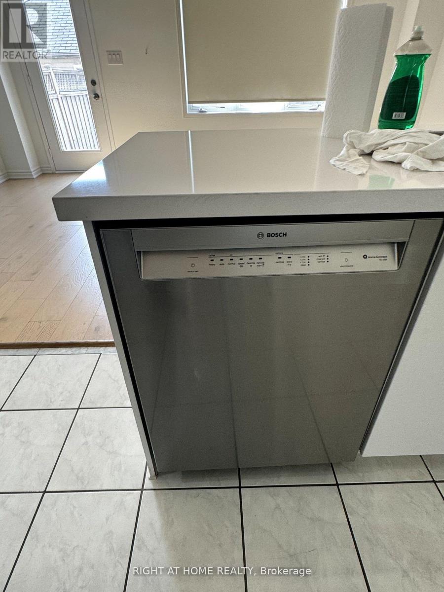 50 Jack Evelyn Wiggins Drive, Toronto, Ontario  M3J 0E8 - Photo 7 - W13026644