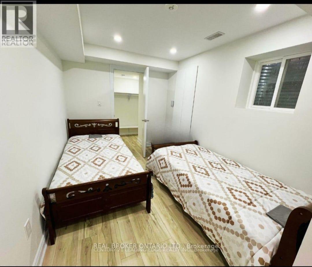 70 Campwood Crescent, Brampton, Ontario  L6P 0W8 - Photo 9 - W13024004