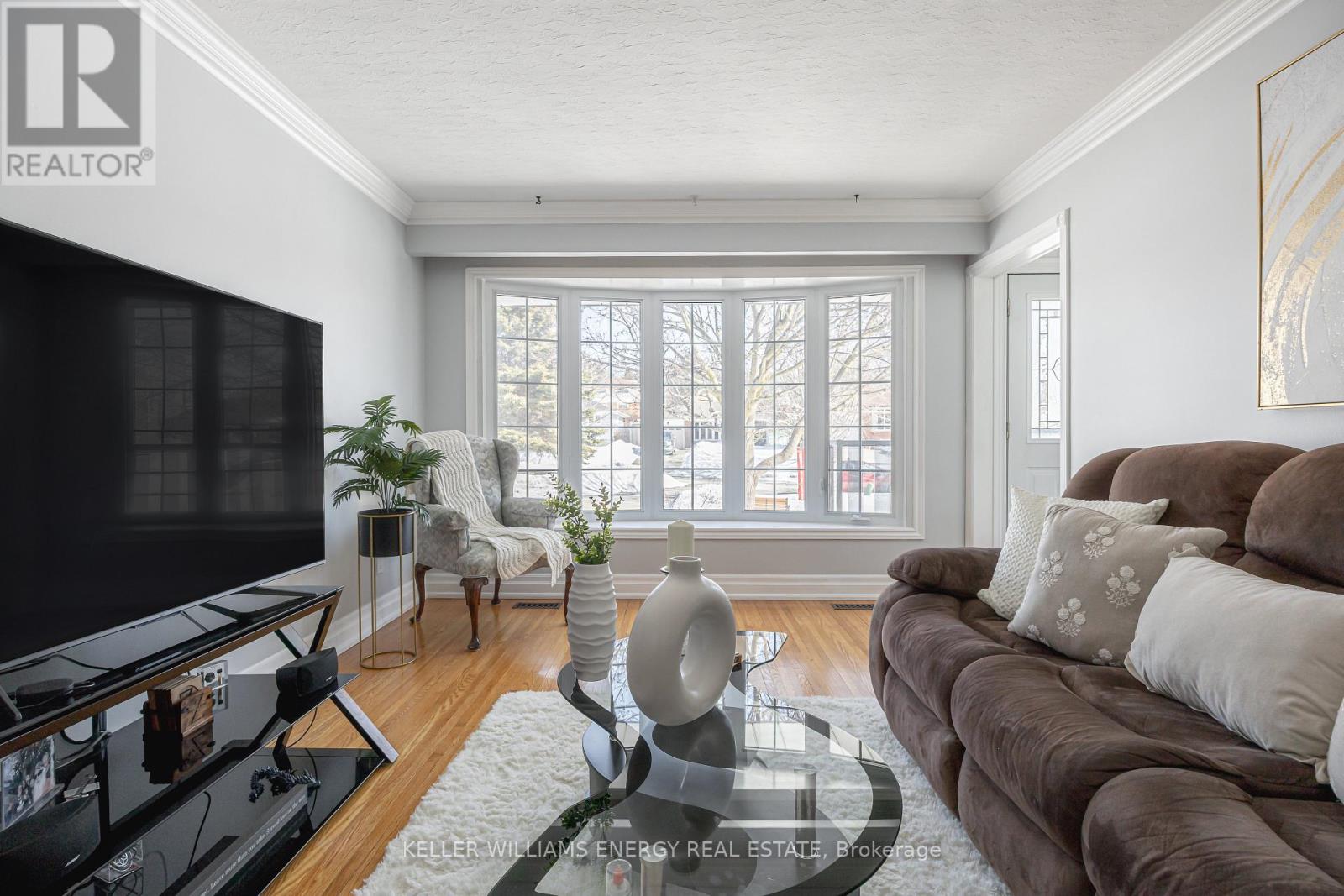 70 Oriole Court, Oshawa (Donevan), Ontario  L1H 6Y5 - Photo 4 - E13026674