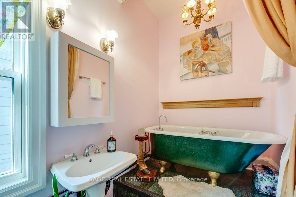 25 Helena Avenue, Toronto, Ontario  M6G 2H3 - Photo 23 - C12967672