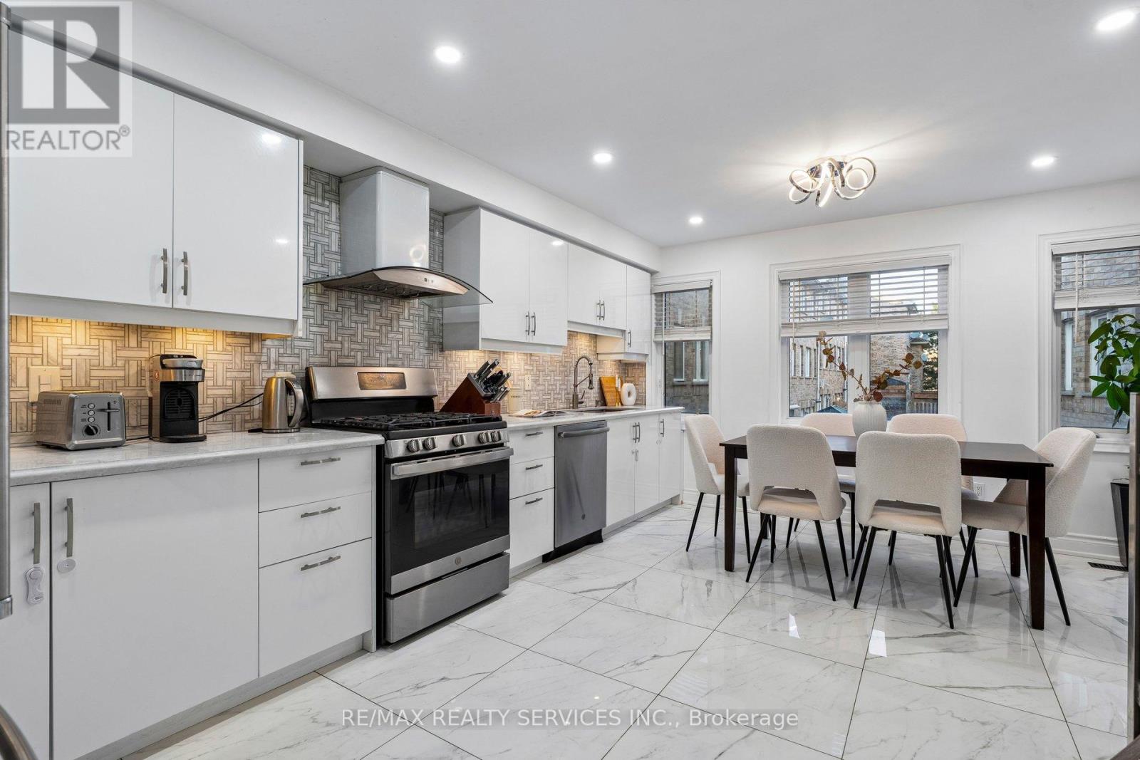 131 Charlton Settlement Avenue, Toronto, Ontario  M6M 5L5 - Photo 11 - W12992286