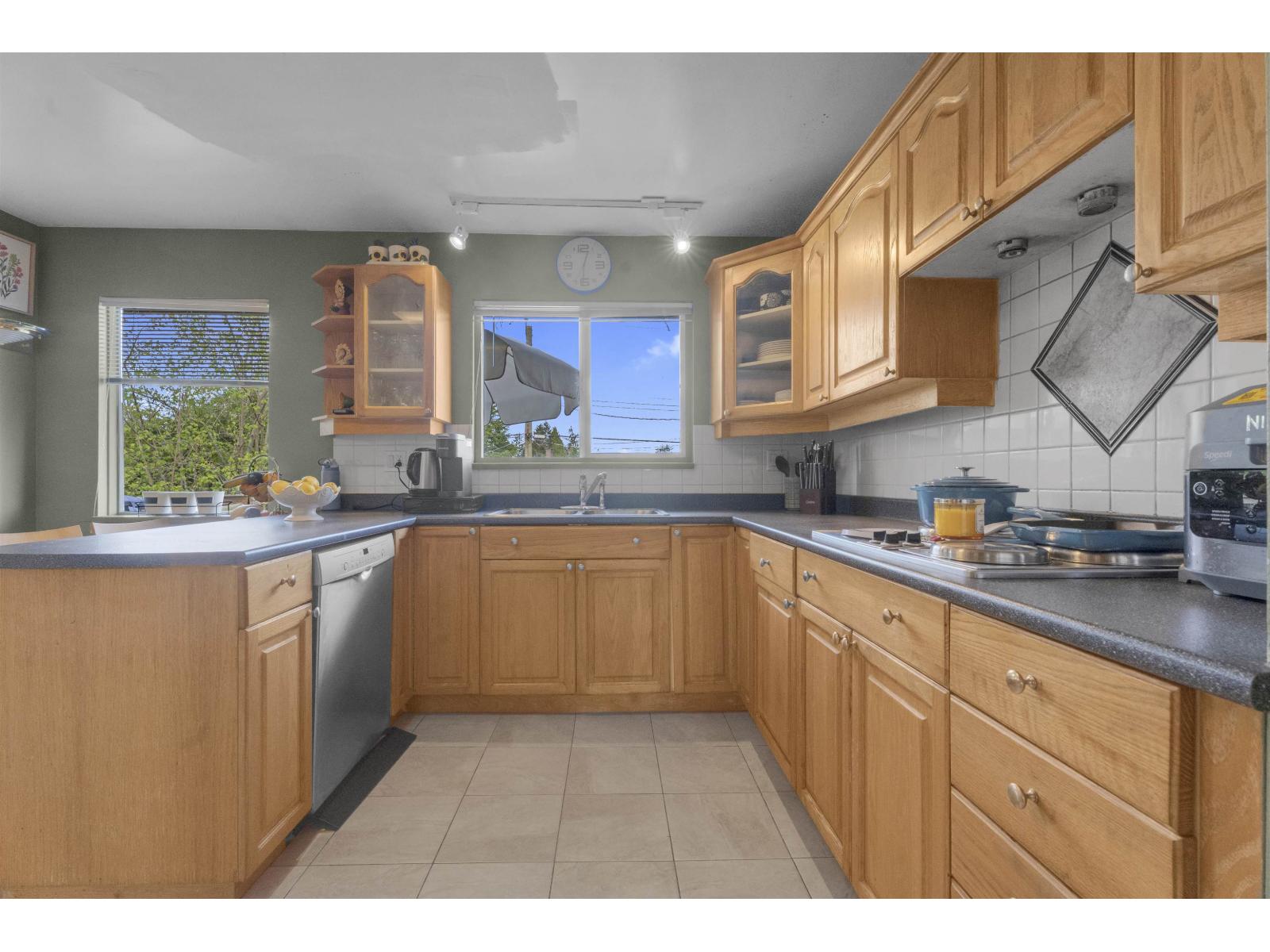 11064 Swan Crescent, Surrey, British Columbia  V3R 5B6 - Photo 5 - R3113572