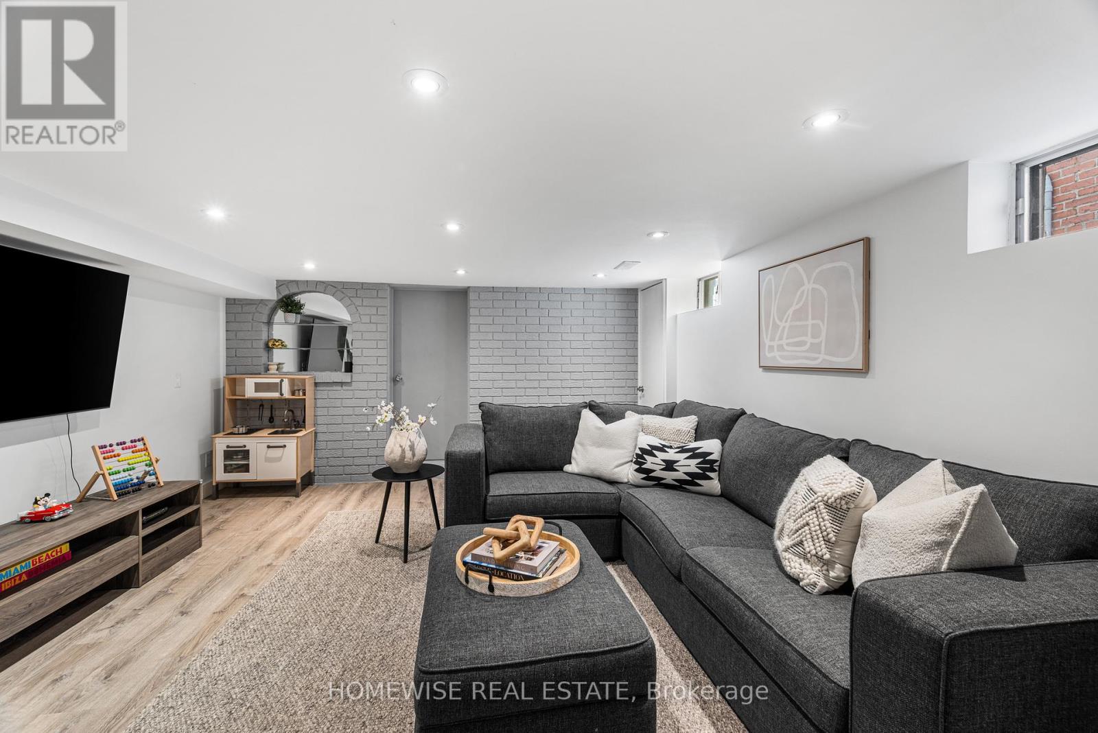 220 Robina Avenue, Toronto (Oakwood Village), Ontario  M6C 3Z1 - Photo 17 - C13026726