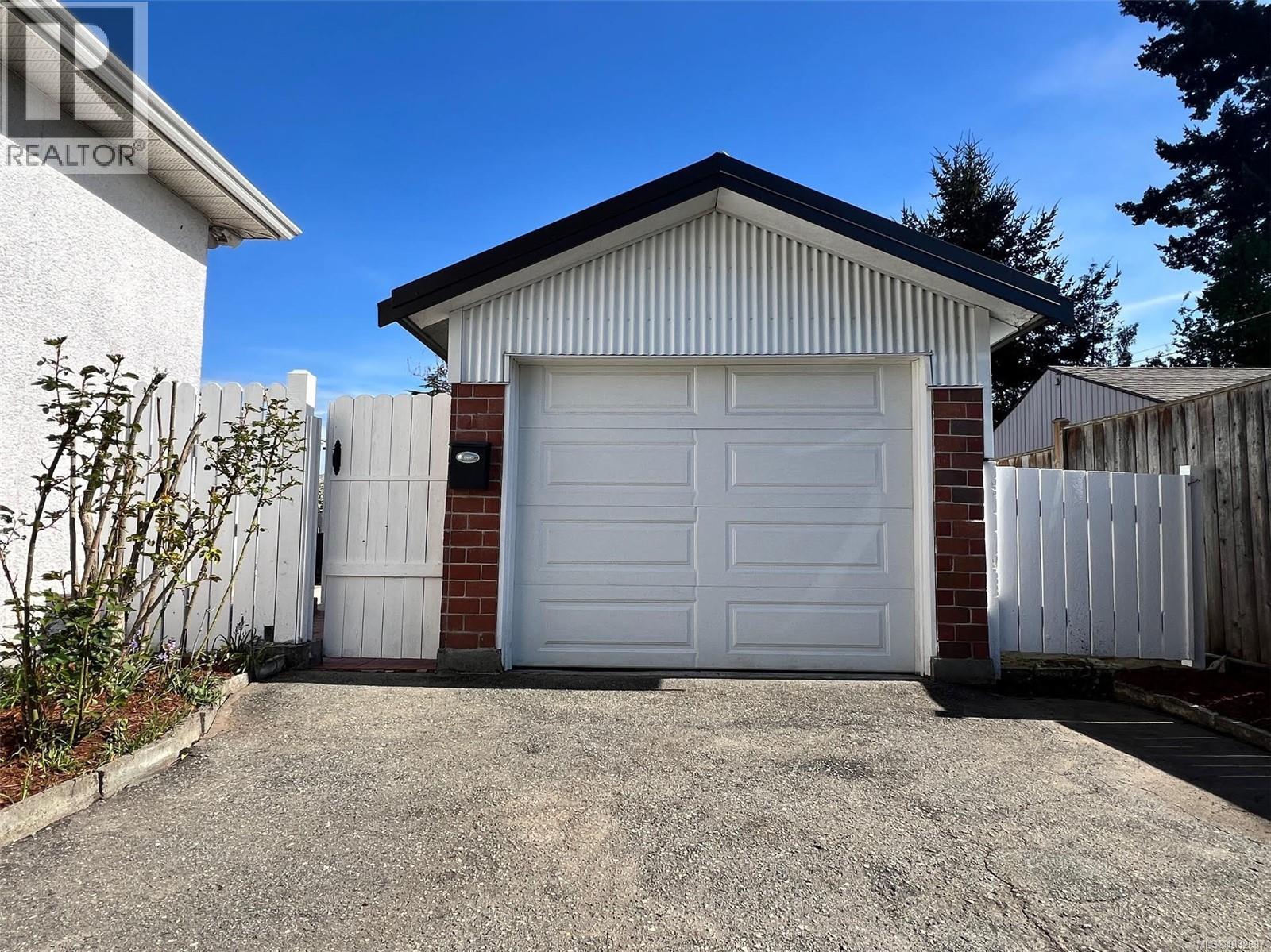 4031 Quadra St, Saanich, British Columbia  V8X 1K1 - Photo 32 - 1032697