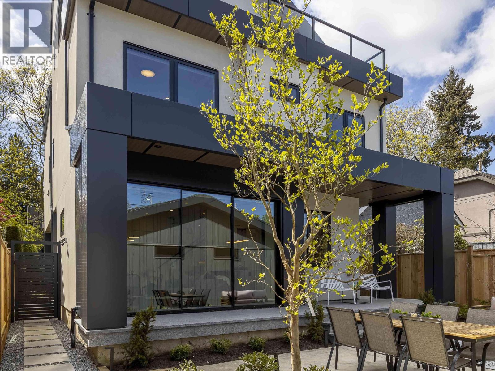 2 3255 13TH AVENUE, Vancouver, British Columbia