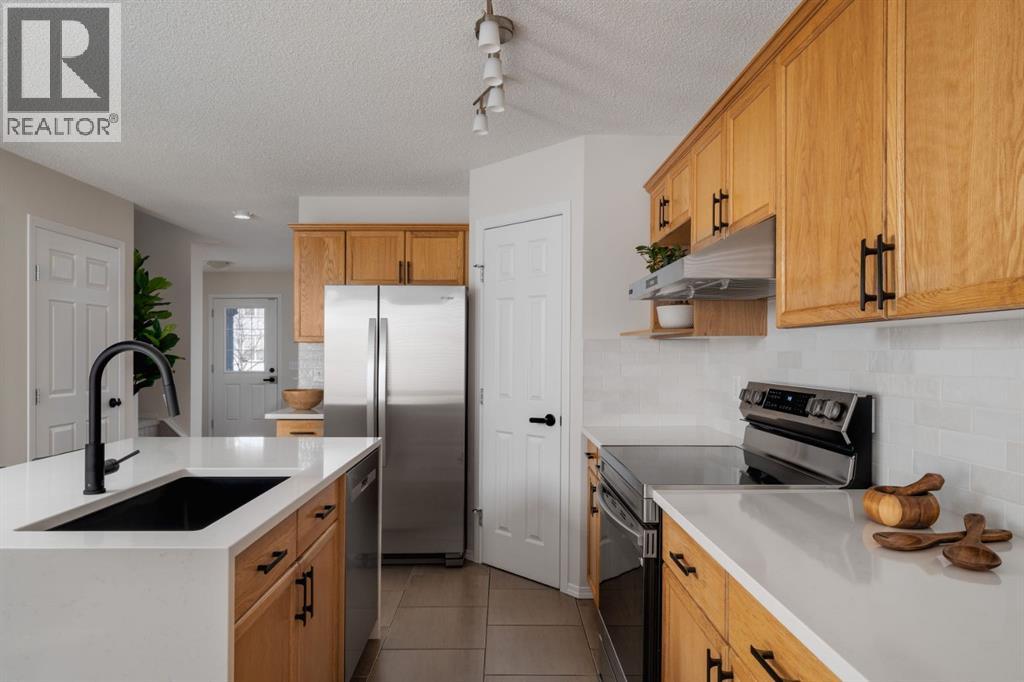 641 Evermeadow Road SW, Calgary, Alberta  T2Y 4W8 - Photo 9 - A2289748