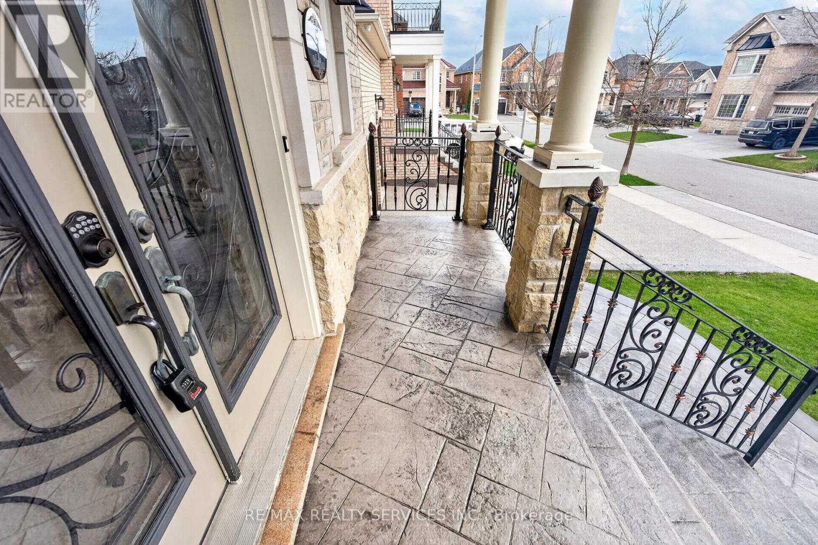 5 Pillar Road, Brampton (Bram West), Ontario  L6Y 0N9 - Photo 4 - W13026734