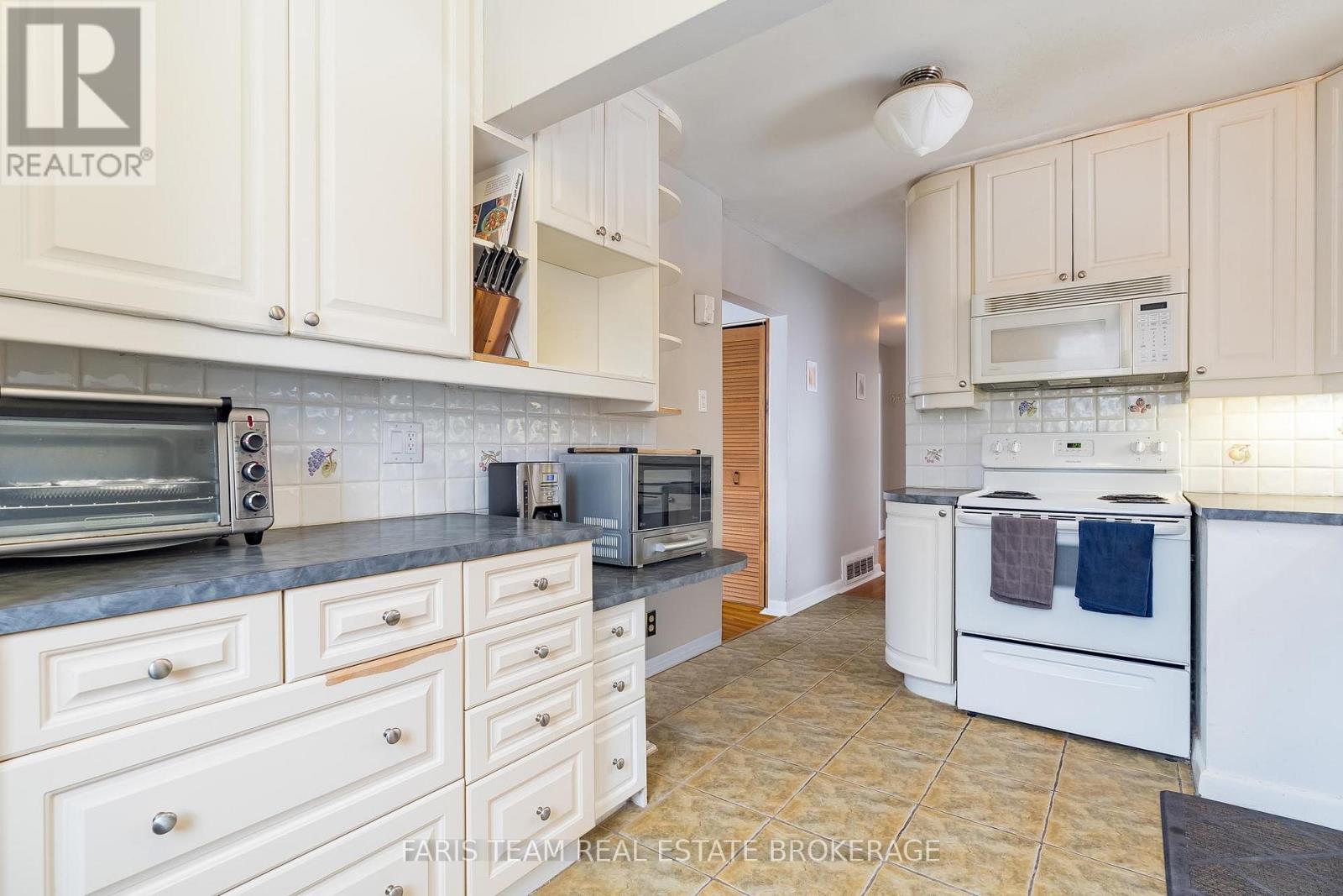 18 Newton Street, Barrie, Ontario  L4M 3N3 - Photo 8 - S12981316