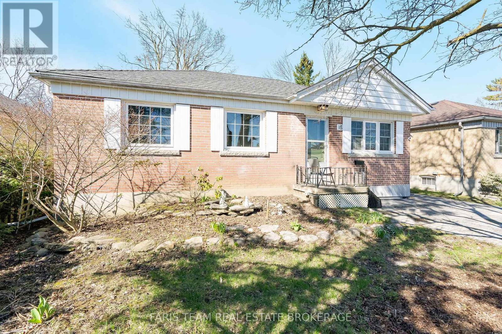 18 Newton Street, Barrie, Ontario  L4M 3N3 - Photo 3 - S12981316