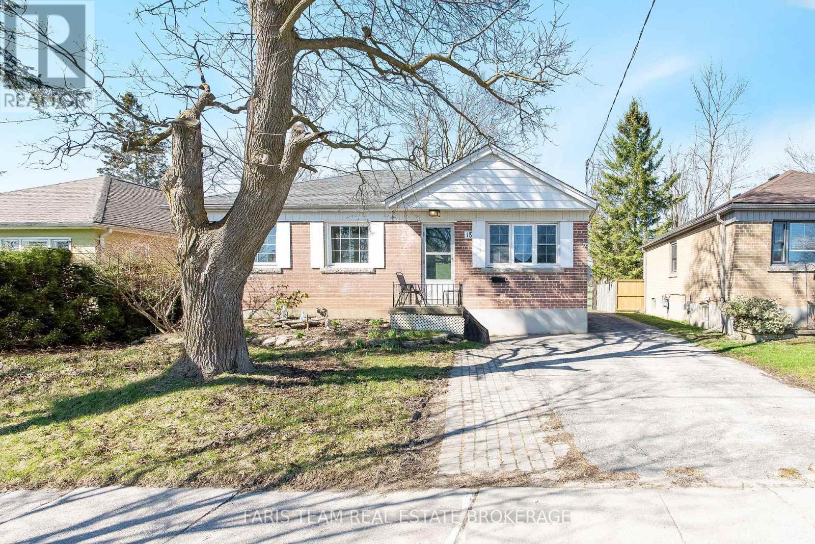 18 Newton Street, Barrie, Ontario  L4M 3N3 - Photo 2 - S12981316