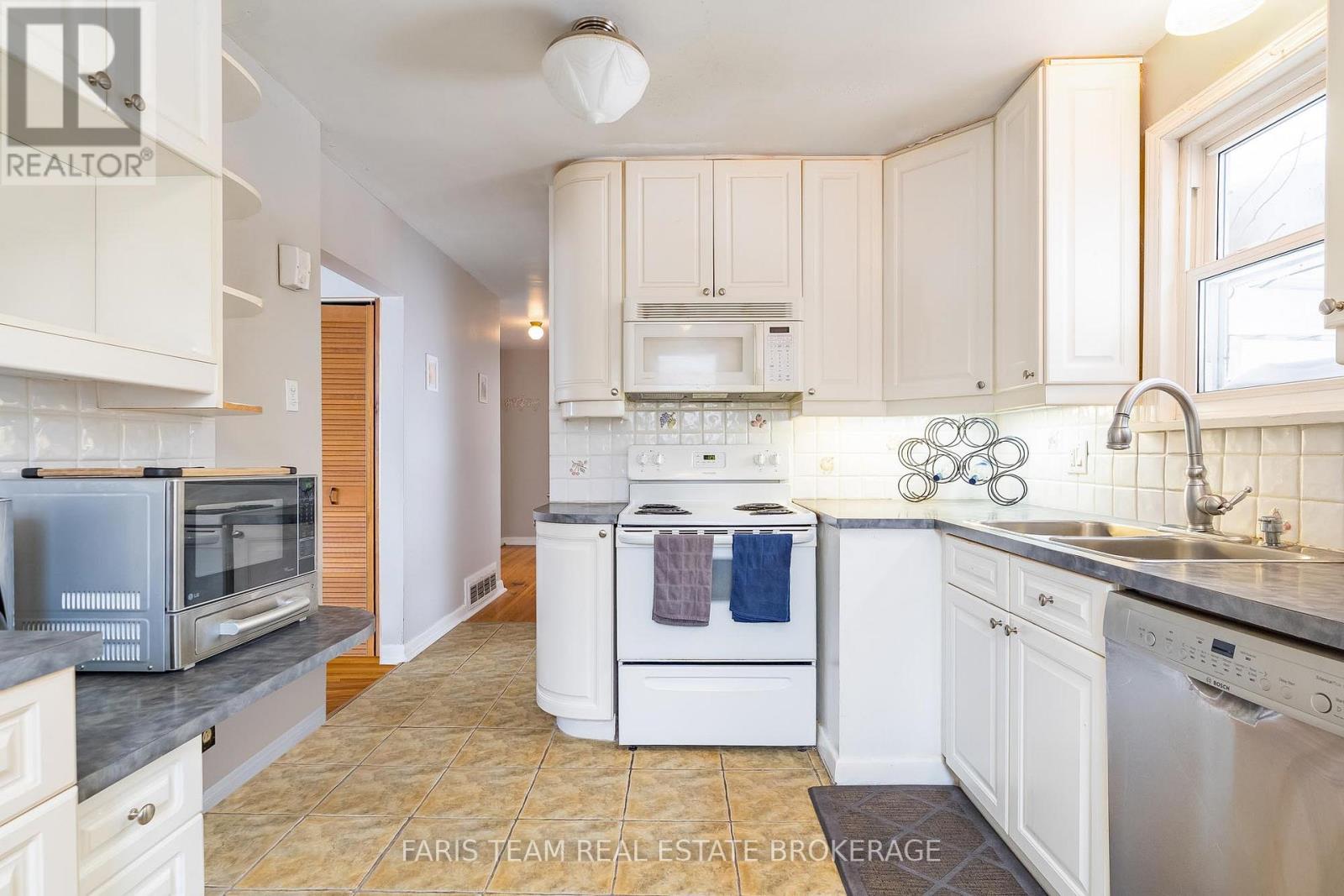 18 Newton Street, Barrie, Ontario  L4M 3N3 - Photo 4 - S12981316