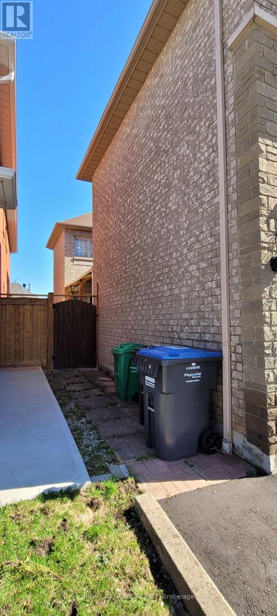 377 Turnberry Crescent, Mississauga, Ontario  L4Z 3W3 - Photo 3 - W13012864