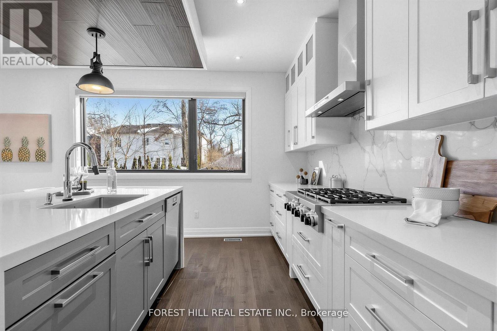 41 INVERMAY AVENUE Toronto (Clanton Park), ON M3H 1Z1