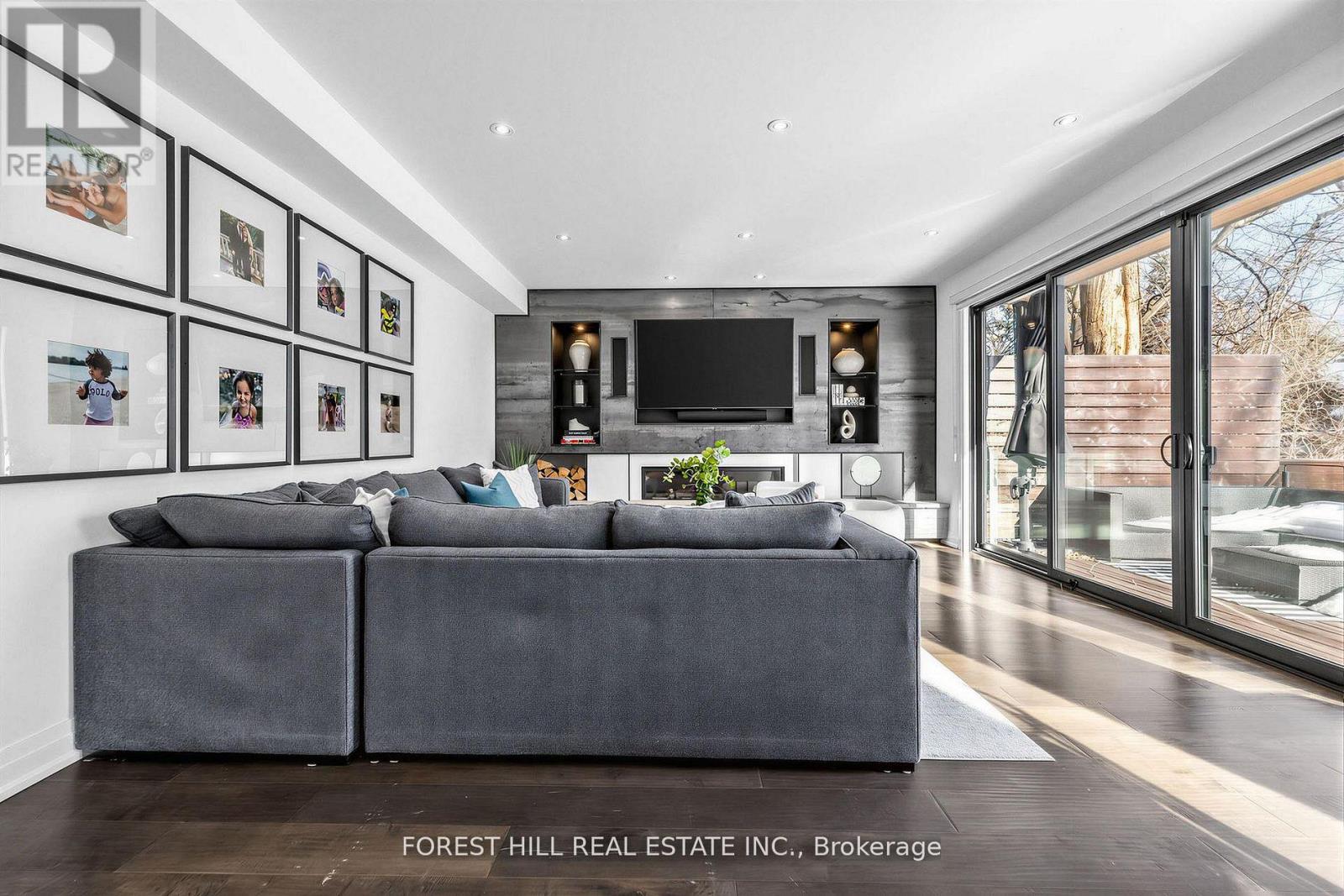 41 INVERMAY AVENUE Toronto (Clanton Park), ON M3H 1Z1