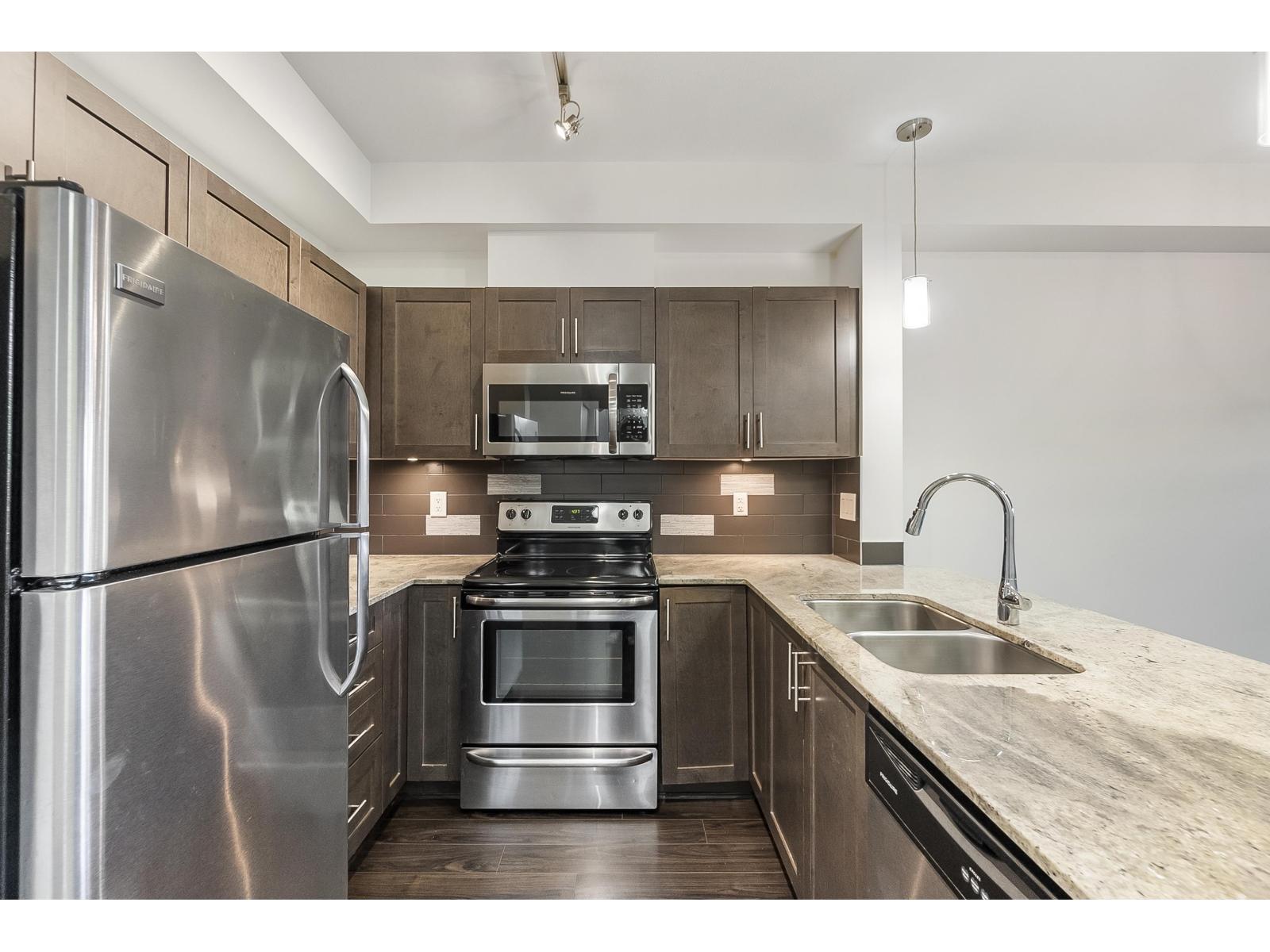 L115 13468 King George Boulevard, Surrey, British Columbia  V3T 0H5 - Photo 3 - R3114095